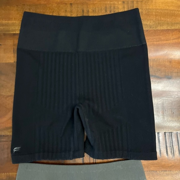 Fabletics Seamless Rib Shorts 6” | Black & Taupe Slate Gray | Size XL - Picture 4 of 6